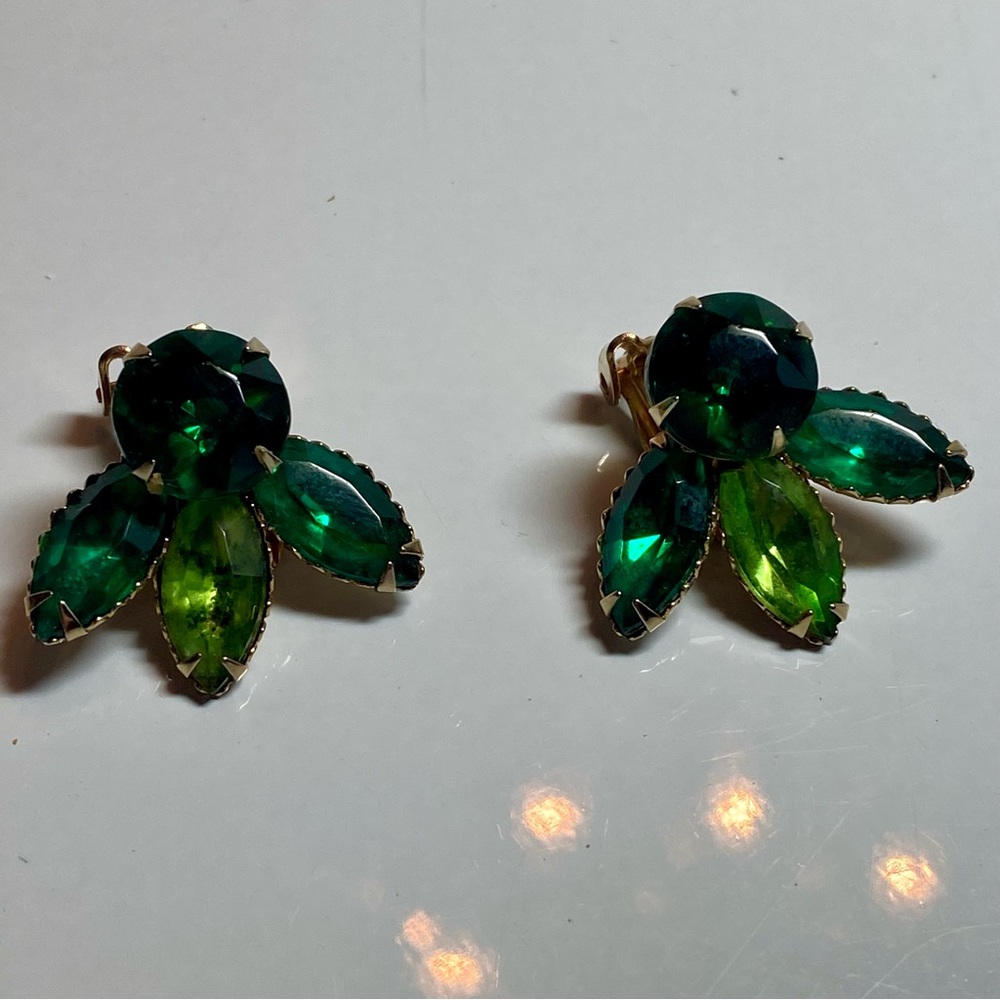 Vintage clip earrings green stones.